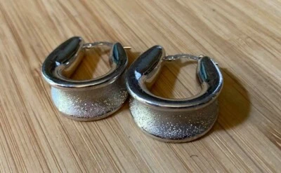 Aros de plata de ley esmerilados de 1" de ancho Charles Garnier Foto 1 de 3