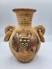 Vase/pichet de poterie art populaire avec feuilles de laiton/cuivre et raisins avec bagues de poignée