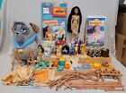 Disney Pocahontas Meeko Percy VHS Kassette Dorf Spielset Plüschtier Figur Lot