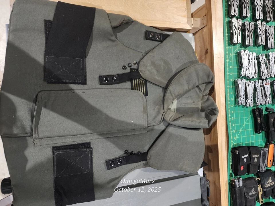 Chaleco antiaéreo excedente de la Marina de los Estados Unidos/Policía talla X LG, intento de retirar insignia de policía.  Foto 1 de 4
