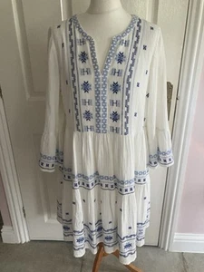 ATEMBERAUBENDES FAT FACE KLEID GRÖßE UK 12 WEISS MIT BLAUER STICKEREI BOHO FESTIVAL - Bild 1 von 9