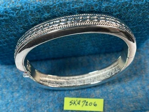 BRACELET Textured Silver-tone 7" Oval Hinged Bangle Bracelet 2 5/16" Dia. IN7206 - Picture 1 of 11