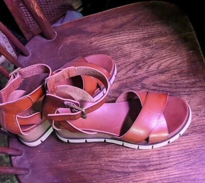 Mia Lauri Sandalias Cuña Talla 9 Marrón Lindo Cuero Tirantes Super Super Lindo Foto 1 de 4