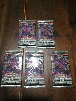Cinque Bustine Yugioh L'eredità Del Valoroso Nove Carte Italiano Nuove - Immagine 1 di 2