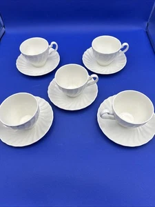Vintage Johnson Bros Snowhite Regency Swirl Set of 5 Tea Cups & Saucers - Bild 1 von 9