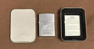 Sam Colt Slogan Zippo Feuerzeug Colt Schusswaffen M1873 Peacemaker • Unbrannt • Org Dose - Bild 1 von 18