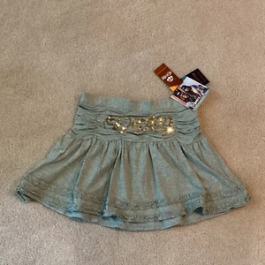 NWT DEREON GIRLS SKIRT, 8-10, GRAY, GOLD SEQUINED LOGO FRONT, RUFFLE TRIM - Picture 1 of 4