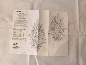 De Colección Bucilla#6870 Centro Spray Mantel Tela e Instrucciones Pintura Bordado - Imagen 1 de 11