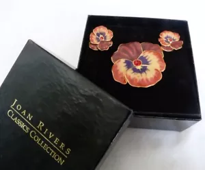 NEU IN BOX JOAN RIVERS GROSS EMAILLE STRASS STIEFMÜTTERCHEN ANSTECKNADEL & OHRRINGE SET - Bild 1 von 7