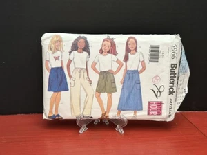 Pantaloni corti gonna top bambina modello cucito Butterick vintage non tagliati pieghe di fabbrica - Foto 1 di 5