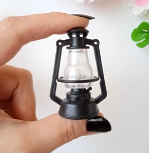 Lámpara de queroseno para casa de muñecas linterna en miniatura. Accesorios de jardín de hadas escala 1/6 - Imagen 1 de 24