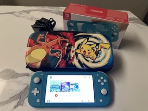 NINTENDO SWITCH LITE TURCHESE CONSOLE COMPLETA SCATOLA+ALIMENTATORE+BAG POKEMON! - Foto 1 di 10