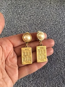 Pendientes de clip vintage Givenchy perlas de imitación 40 aniversario tienda colgante 1992 - Imagen 1 de 12