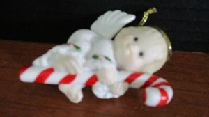 MOREHEAD 1984 Porcellana BAMBINO / ANGELO BAMBINO CON CANNA CARAMELLE Decorazione Natalizia - Foto 1 di 3