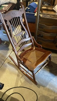 Balancín de madera Antq Hand-md, respaldo de arpa con cisnes tallados, asiento cuadrado de ratán necesita funcionar Foto 1 de 4