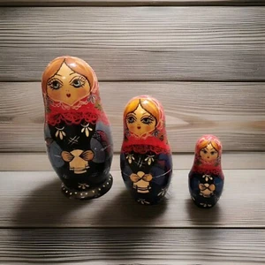 Traditionelle russische Souvenir verschachtelte Puppen Matroschka, 3er Set, handbemalt, - Bild 1 von 4