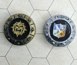 Schlachtfeld Armbrüste & Katapulte - Set mit 2 Spielmarken - Totenkopf / Schild - Elch - Bild 1 von 6