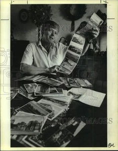 Press Photo Bernard Winson with Postcards - noc55088 - Picture 1 of 2