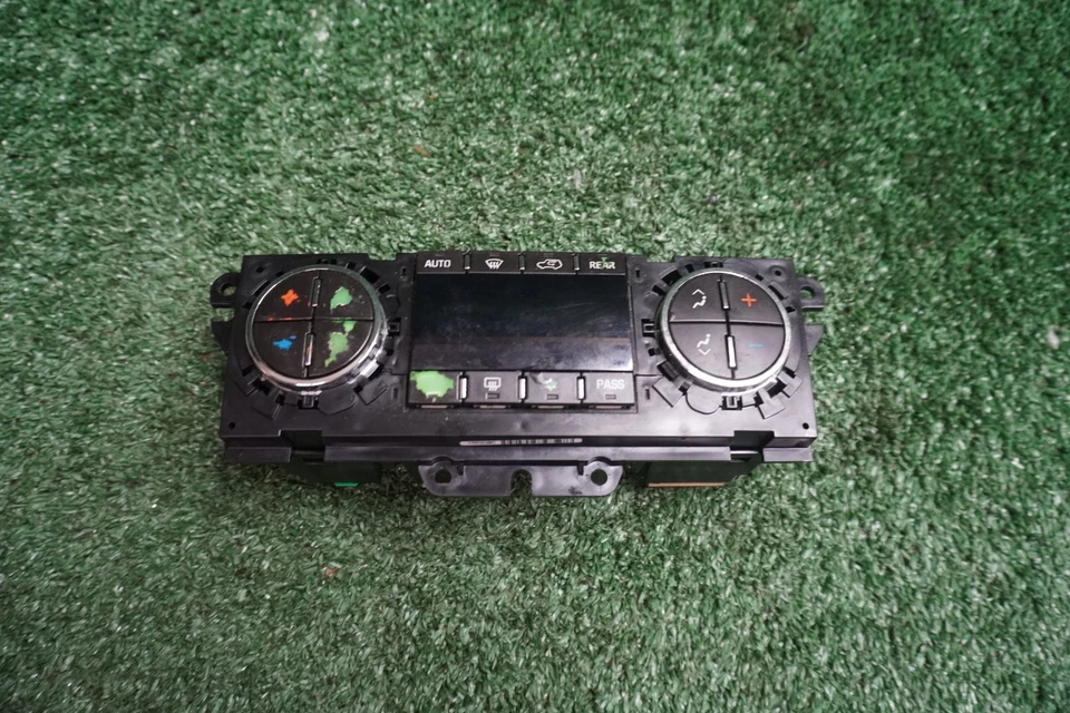 2010 2011 2012 CHEVROLET TRAVERSE TEMPERATURE AC Control PANEL OEM 25932038 - Image 1 of 4