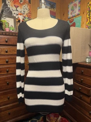 Suéter de manga larga a rayas negras, blancas y plateadas Guess, talla mediana Foto 1 de 4