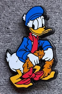 DISNEY DONALD ENTE MIT KRANZ KUNSTSTOFF ANSTECKNADEL ABZEICHEN - Bild 1 von 3