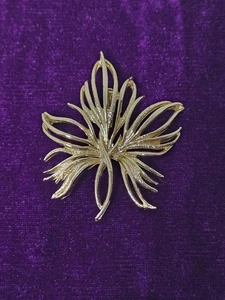 Vintage Frosted Gold Toned Metal Fern Leaves Brooch Pin 2.5 Inch Filigree Design - Picture 1 of 4