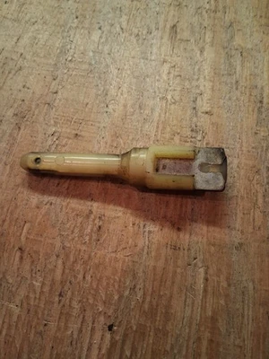 Trava de porta Renault Dauphine - Imagem 1 de 4