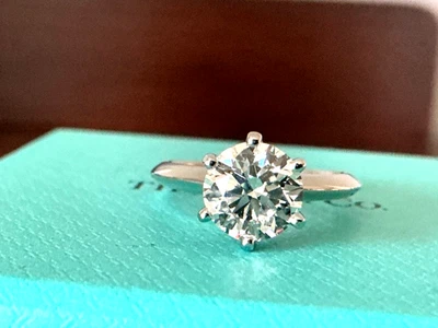 Anillo de compromiso redondo de diamantes de platino Tiffany & Co 1,75 quilates I VVS1 3X $48k 2024 Foto 1 de 4