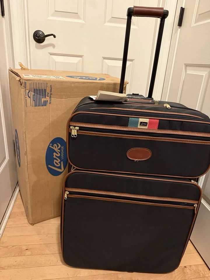 Maleta Equipaje Vintage Lark Negra Cuadrada 2 Ruedas Grande 27" + CAJA Original Foto 1 de 4