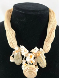 VINTAGE BEIGE STATEMENTSHELL NECKLACE - Picture 1 of 9