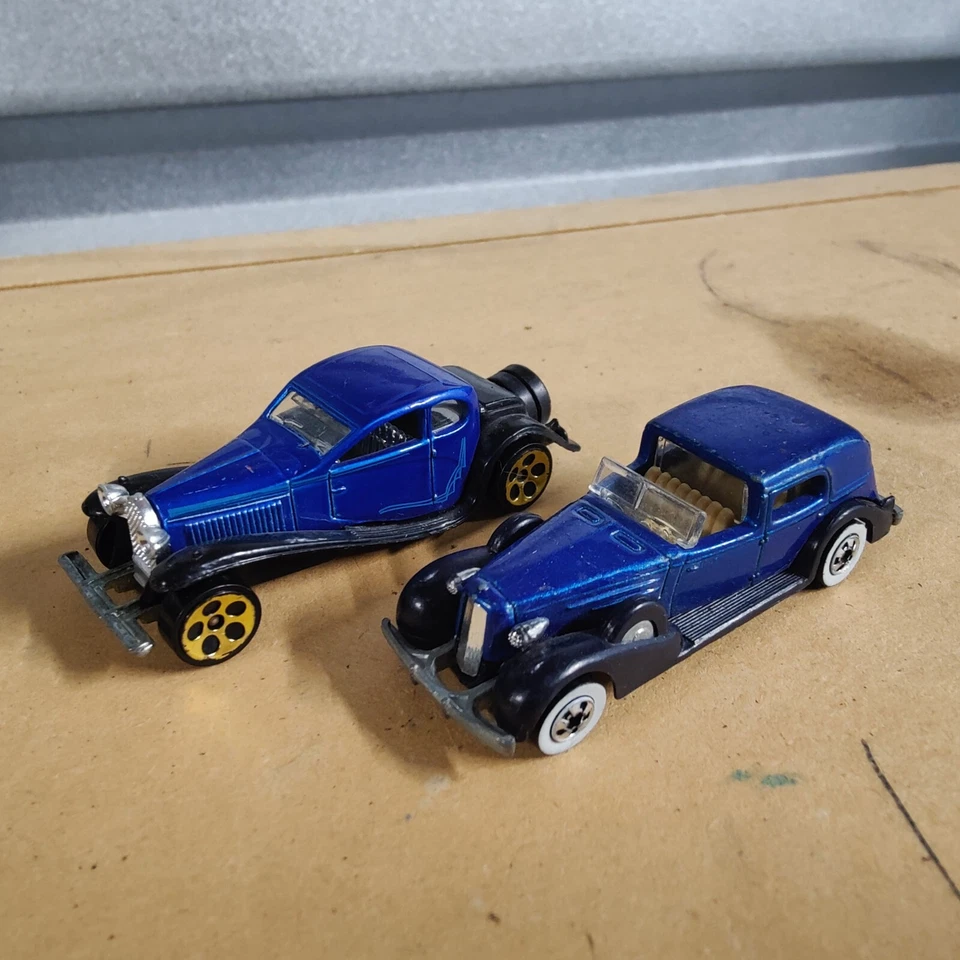 Hot Wheels '35 Classic Caddy Cadillac 1981 azul y Bugatti '37 1980 azul Foto 1 de 4