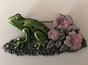 JJ Collette Green Frog On Lily Pad Pin Brooch Pink Flowers - Picture 1 of 6