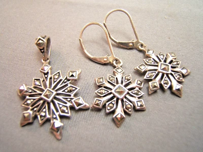 Pendientes colgantes y colgantes de plata de ley con copo de nieve de marcasita Foto 1 de 3