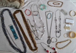 Modeschmuck Konvolut - Gebraucht - Diverse verschiedene Teile - Bild 1 von 16