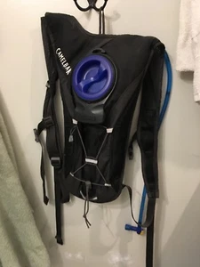 Zaino Camelbak Slim usato blu nero con vescica 1 tasca e cordoncini elastici - Foto 1 di 2