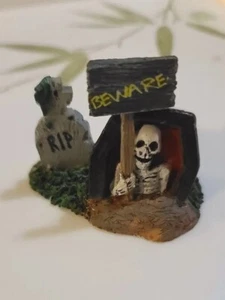 LEMAX SPOOKY TOWN - Tombstones 34609 - Skeleton Beware Sign - Halloween - Picture 1 of 3