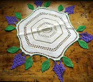 Vintage FIGURAL 3d Doily, 20.5 Inch TableTopper,Hand Crocheted,Farmhouse Décor - Imagen 1 de 3
