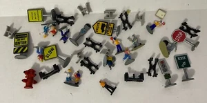 Lot Figures And Signs For Layout HO Scale - Picture 1 of 4