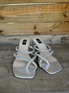 Jones New York Earon Sandalen Absatz ~ Größe 7,5 silber elegante Absätze dicker Absatz süß! - Bild 1 von 15