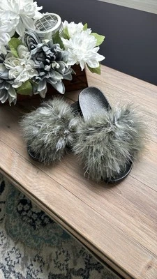 Zapatillas de plumas negras talla 8 Foto 1 de 4