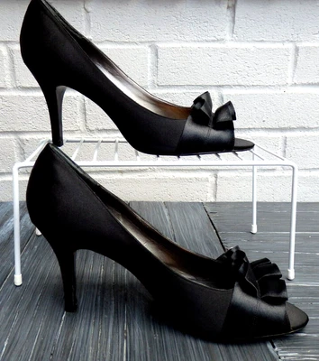 Zapatos de salón Touch Of Nina Fencel negro satinado punta abierta con volantes lazos talón talla 9,5 Foto 1 de 4