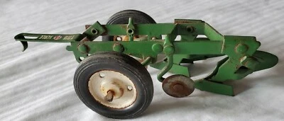 VINTAGE TRU SCALE 2-BLADE 2 CUTS GREEN TRACTOR PLOW ATTACH. 2 BLACK RUBBER TIRES - Image 1 of 4