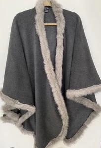 Ladies Poncho From Parkhurst Polyester Fleece Faux Fur Trim Generous 34” Long - Picture 1 of 4