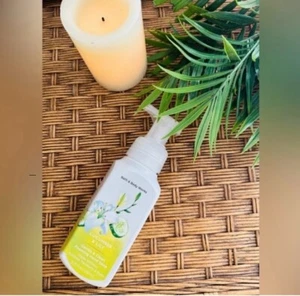 NEW Cucumber & Lily Foaming Hand Soap 8.75 oz Bath & Body Works - Picture 1 of 1