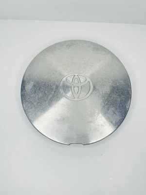 Центральный колпак колеса обработанный серебристый для Toyota Sienna 1998-2003 годов выпуска от оригинального производителя PN 42603-AE010 - Изображение 1 из 4