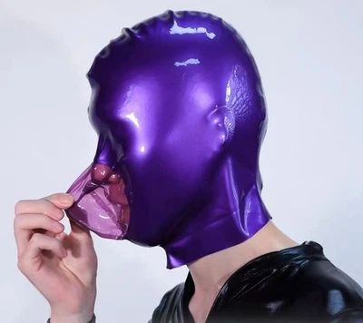 Capucha de látex púrpura de metal con bolsa de respiración púrpura transparente entusiasta del fetiche Foto 1 de 4