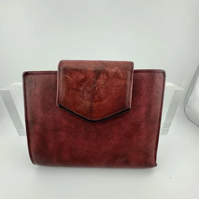 Cartera de cuero para mujer Buxton vintage roja en relieve floral/diseño de doble flor Foto 1 de 4