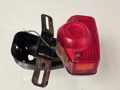 Conjunto de luz trasera Honda CL100K1 1971 montaje de matrícula HM 108 funcionando Foto 1 de 4