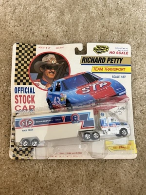 Road Champs Richard Petty NASCAR 1992 Team Transporter STP (escala 1:87) Foto 1 de 4