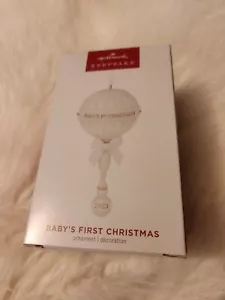 2023 Hallmark PRIMO NATALE BAMBINO Ornamento Keepsake in porcellana sonaglio - Foto 1 di 2